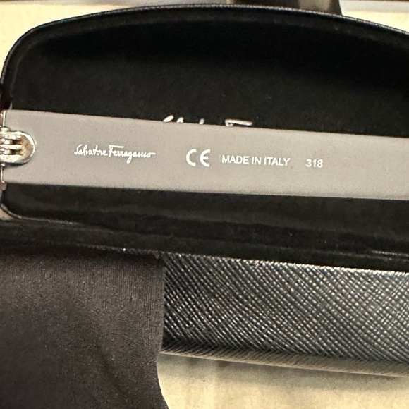Salvatore Ferragamo sunglasses with pouch and case. In excellent condition. - Picture 5 of 8